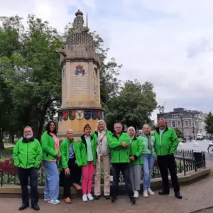 Een groepje mensen poseert voor de foto.