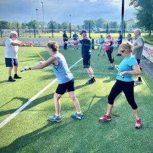 Bewoners uit Ulft in beweging op een sportveld