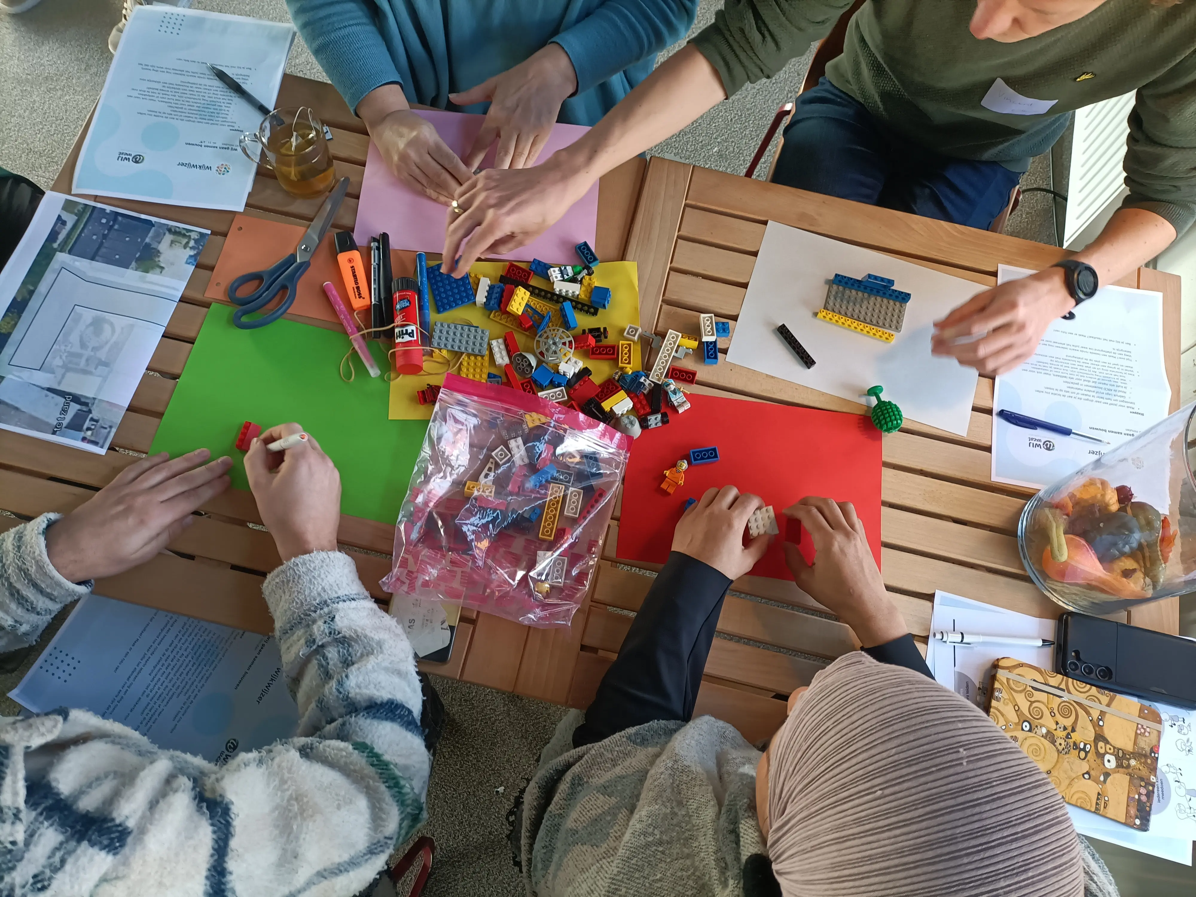 Mensen aan het knutselen tijdens één van de leersessies