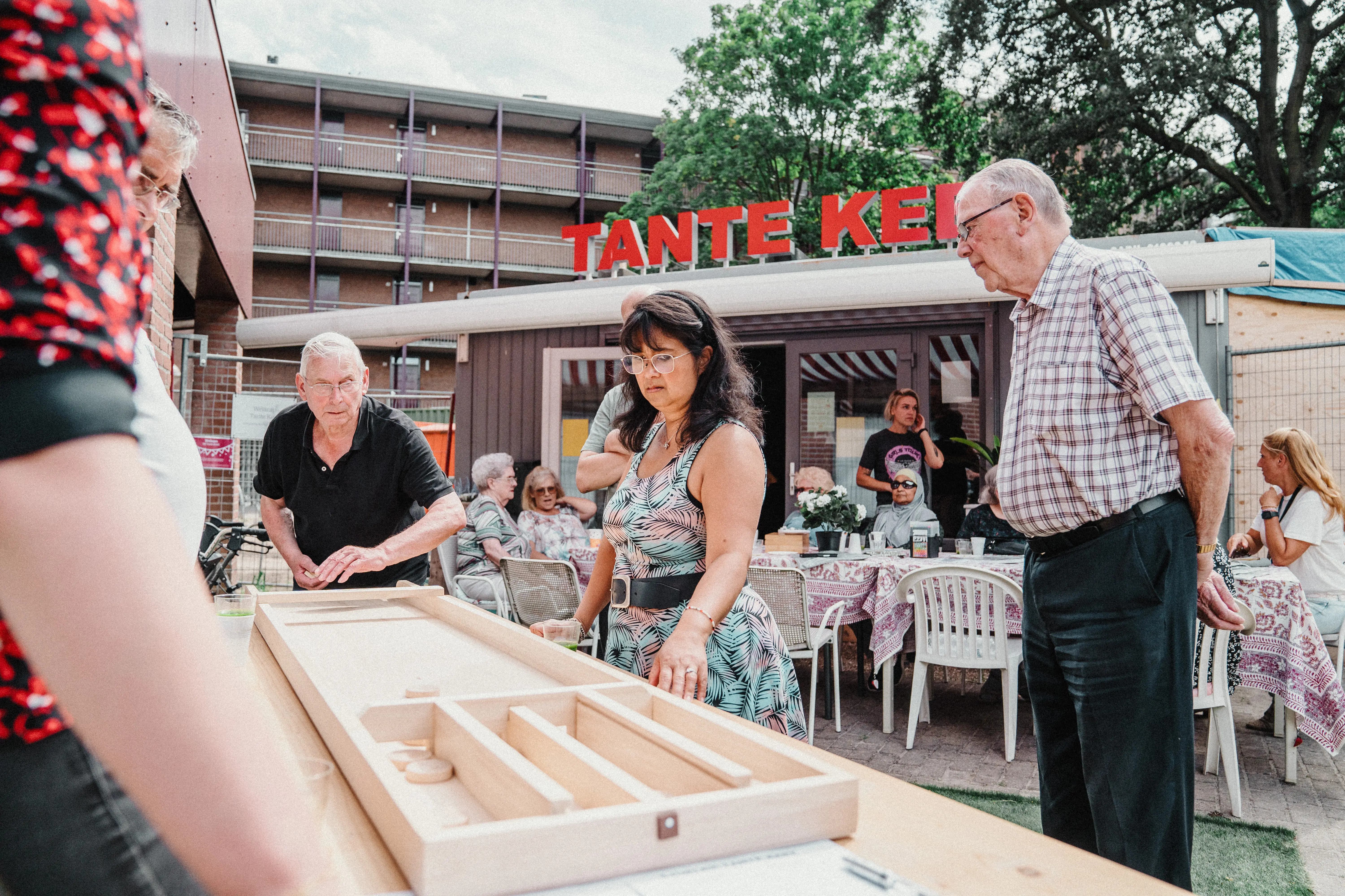 Bewoners praten met elkaar bij een spel