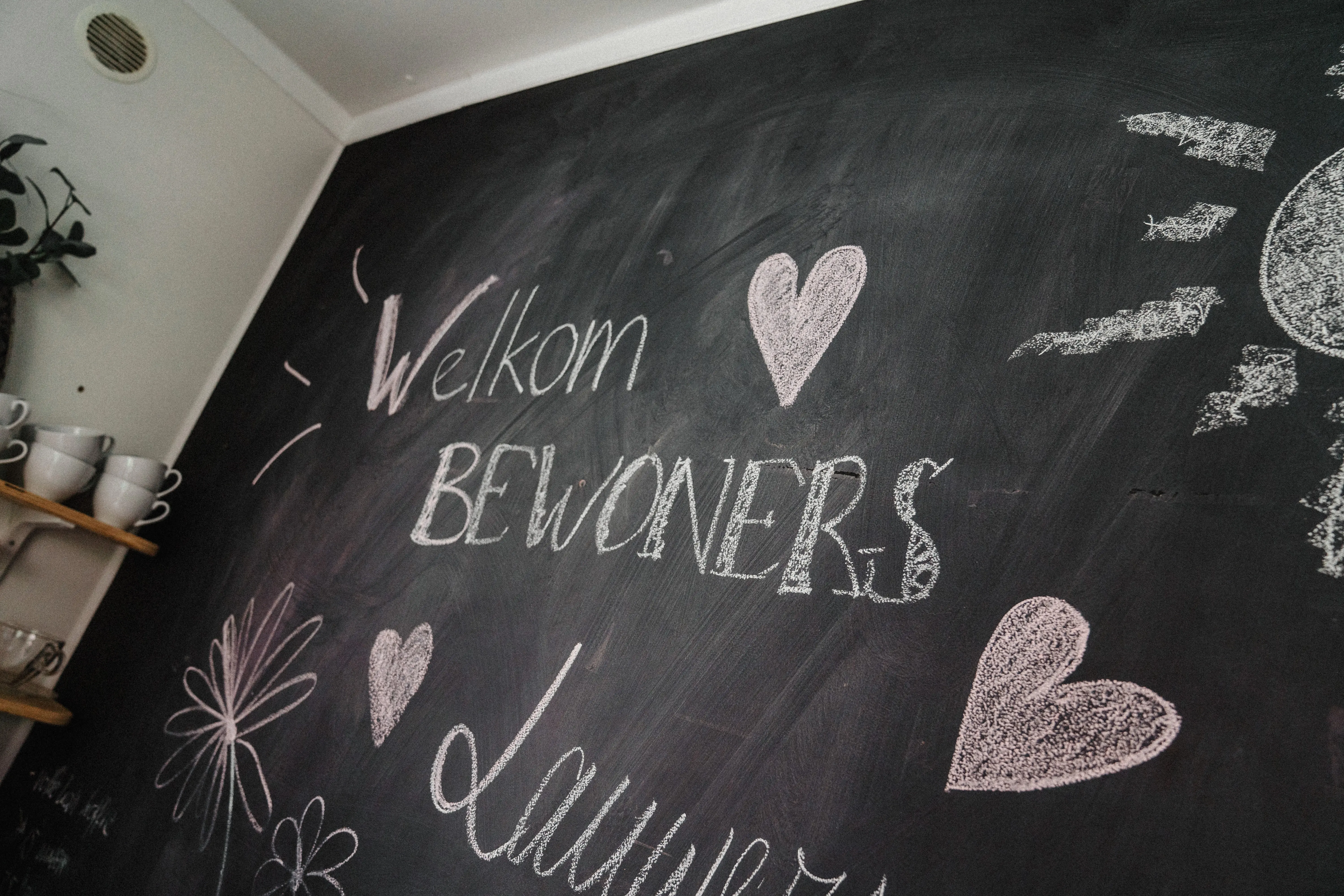 Krijtbord met de tekst 'Welkom bewoners'
