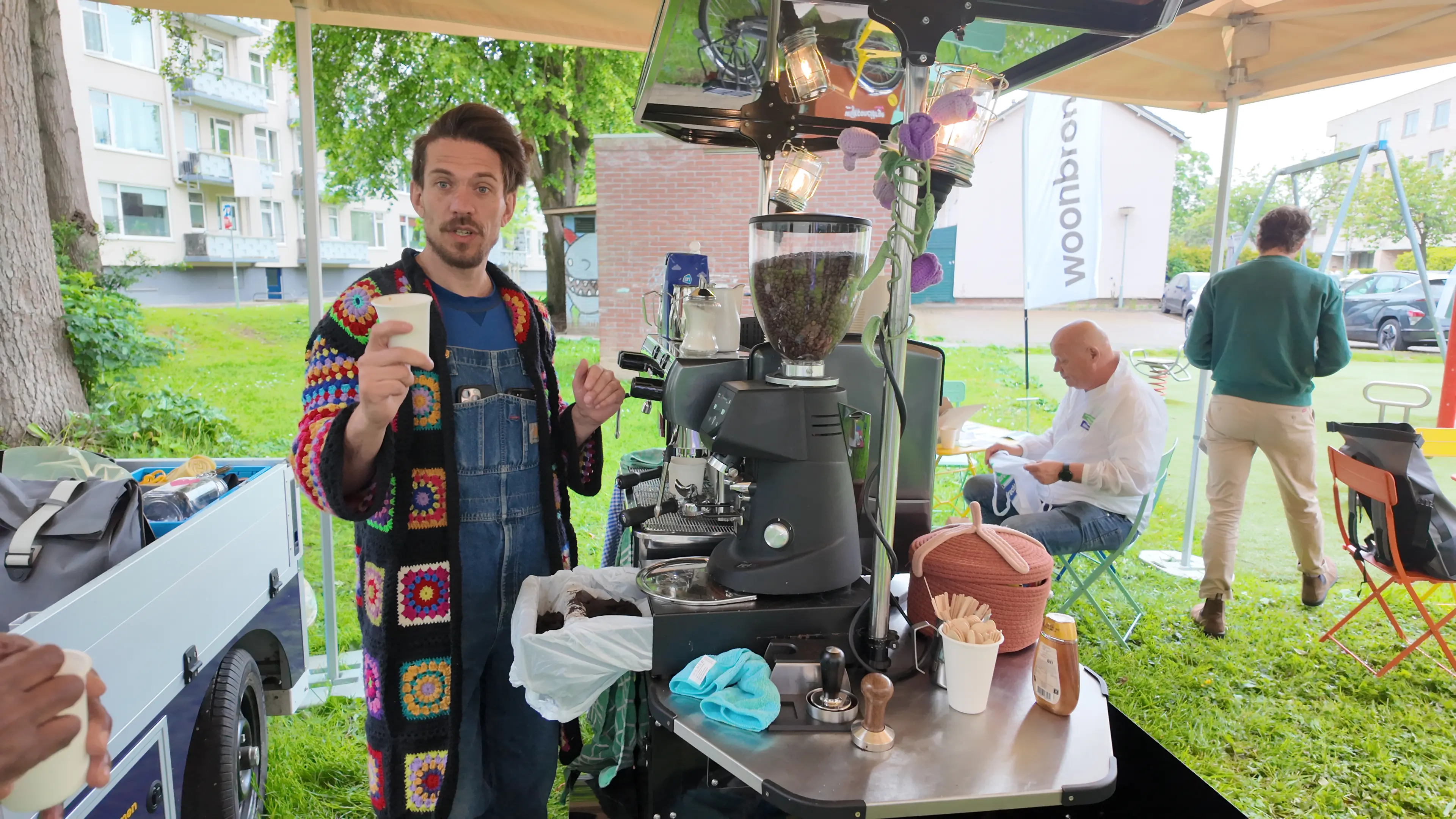 Barista van Wijkbakkie maakt koffie