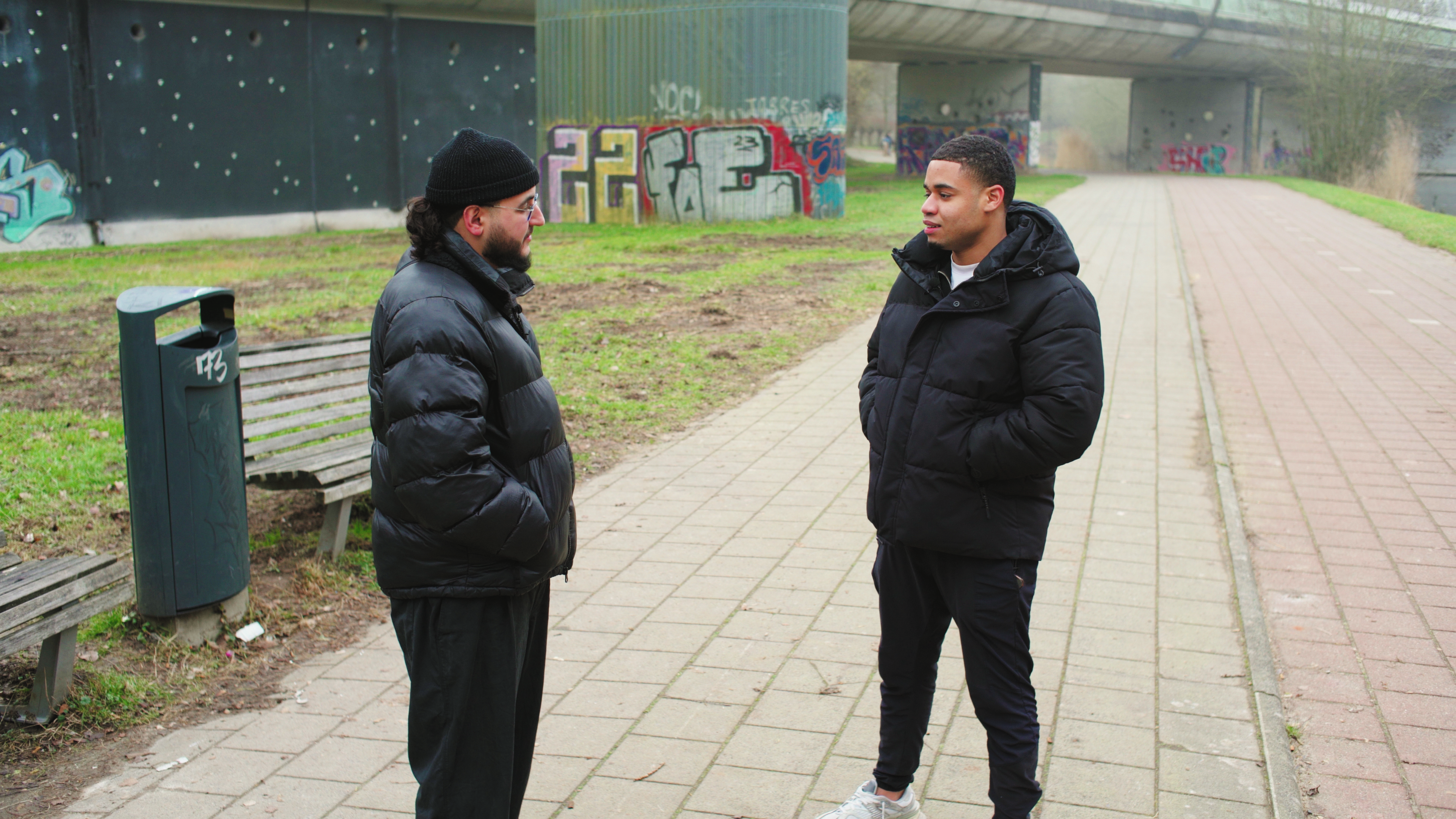 Jongeren praten met elkaar op straat