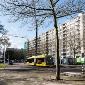 Foto in Utrecht, flatgebouw en gele bus