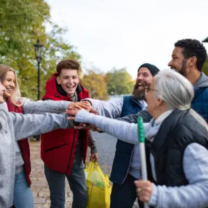 Groep vrijwilligers met de handen op elkaar