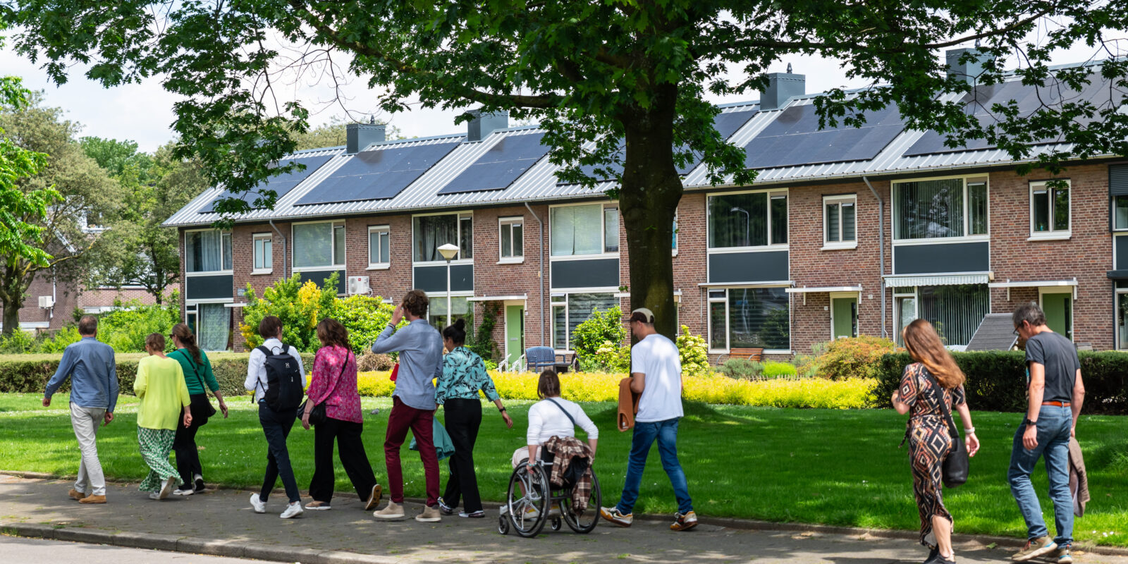 Bewoners lopen in een wijk
