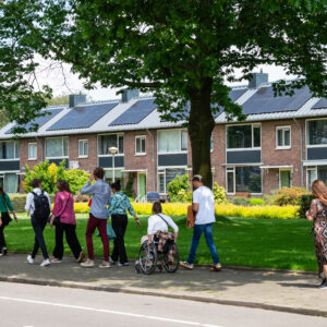 Bewoners lopen in een wijk