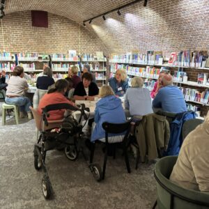 Groep eet samen aan grote tafel