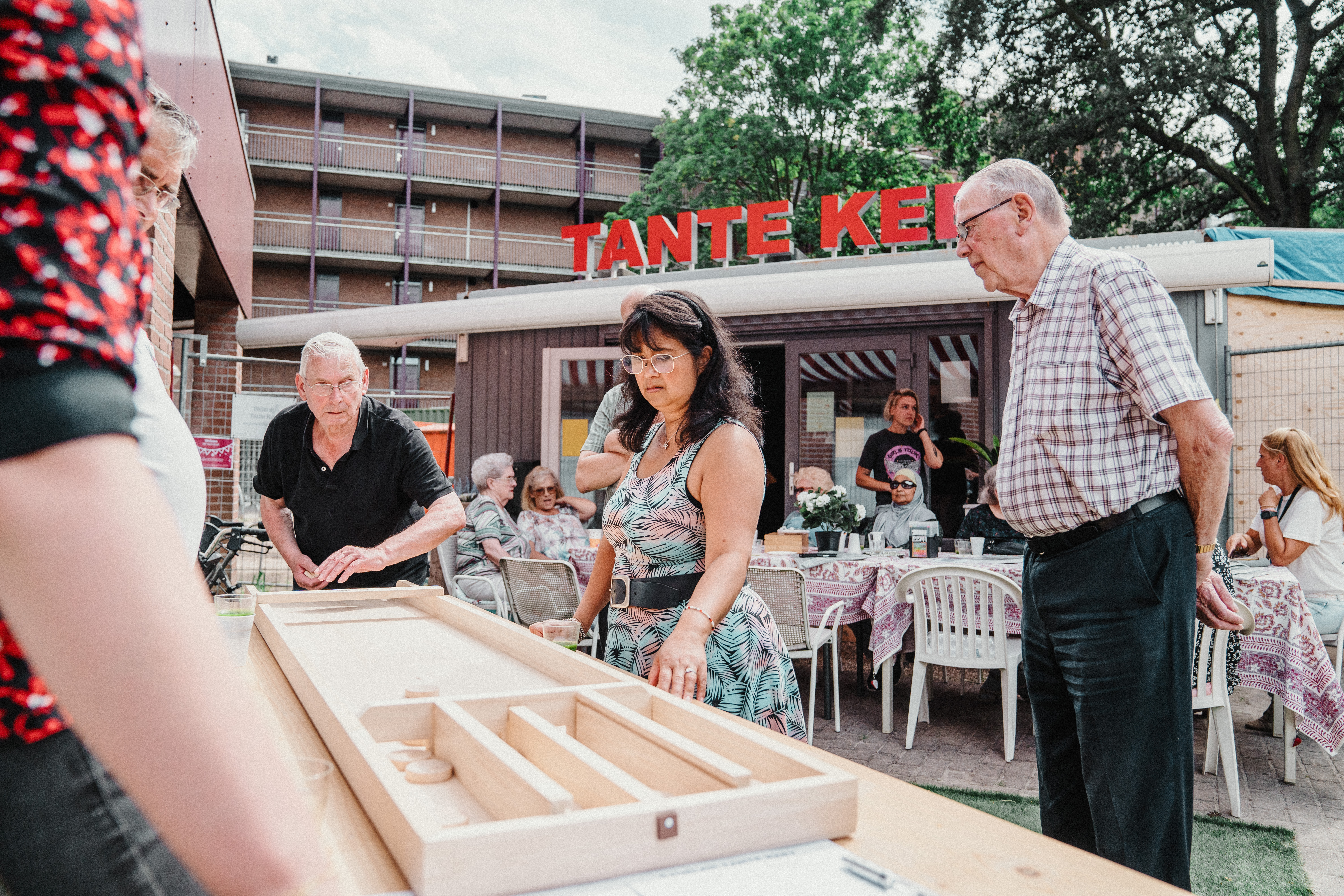 Bewoners praten met elkaar bij een spel