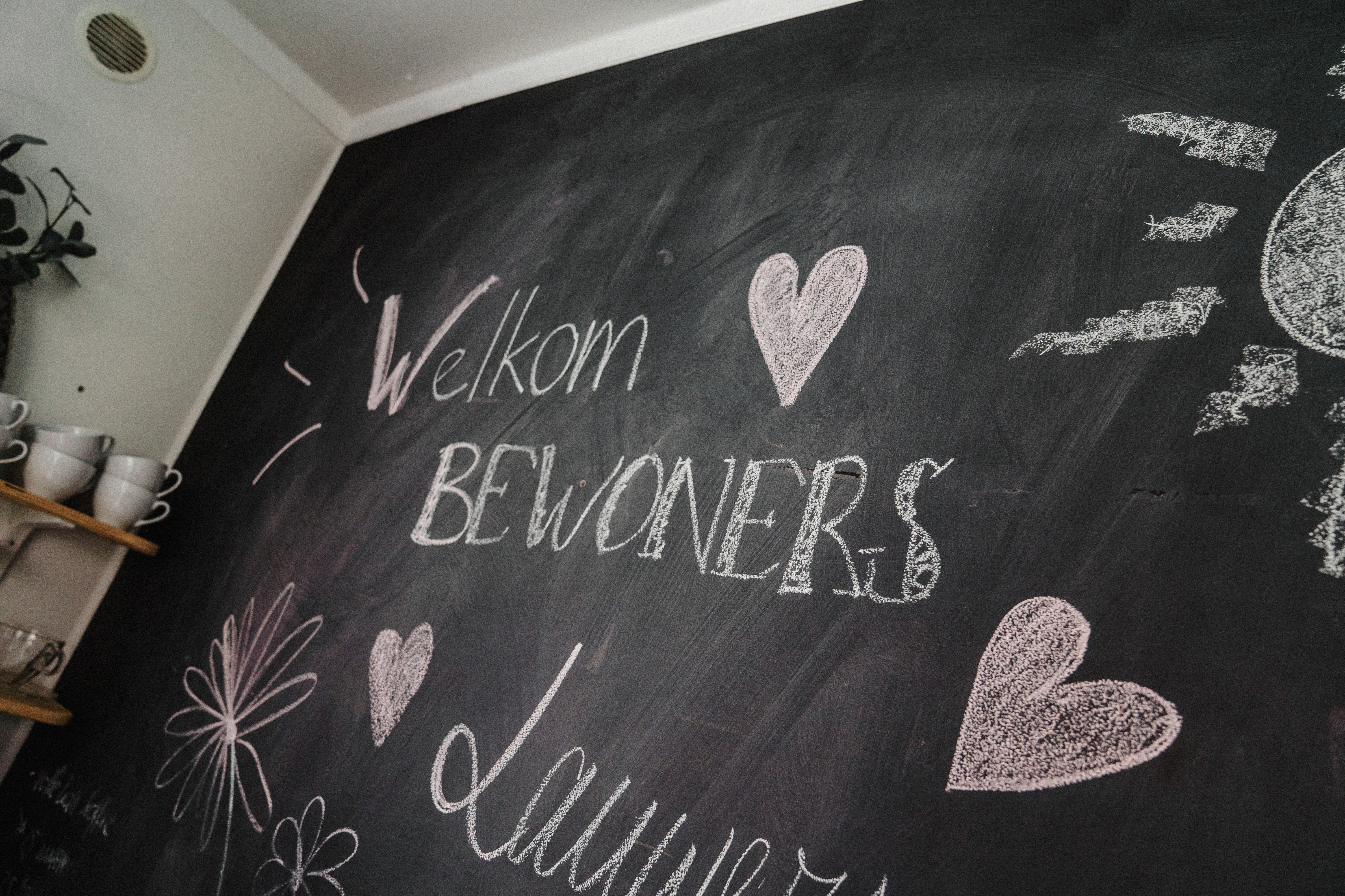 Krijtbord met de tekst 'Welkom bewoners'